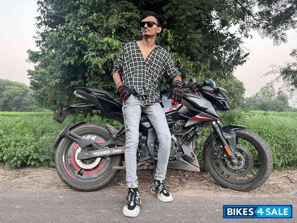 Black Bajaj Pulsar N160 Dual Channel ABS