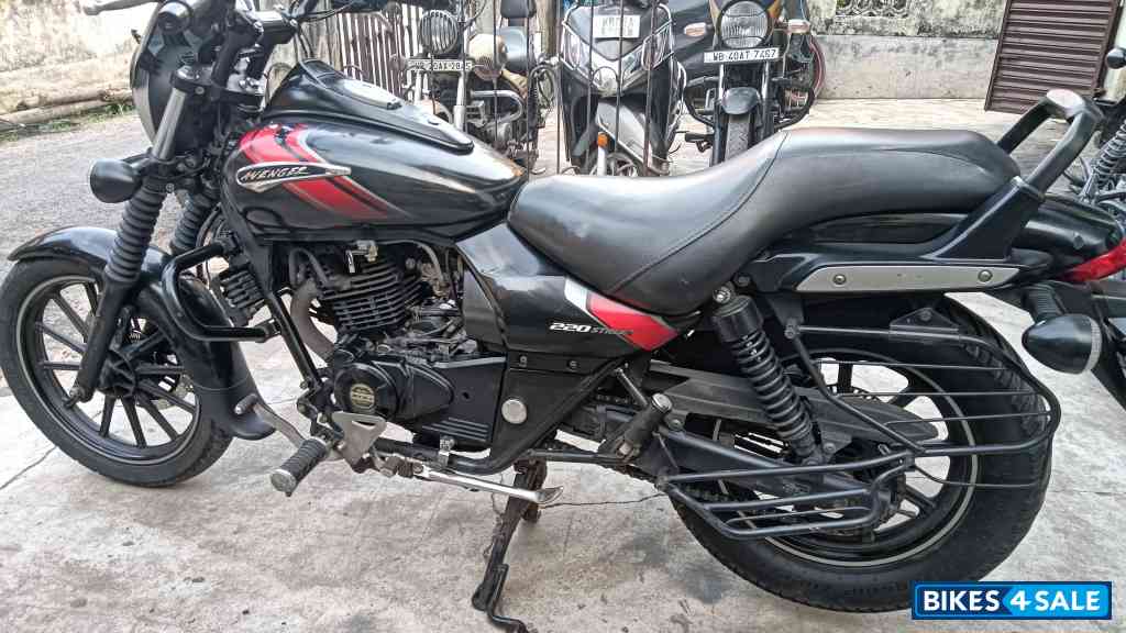 Ebony Black And Spicy Red Bajaj Avenger 220 DTS-i