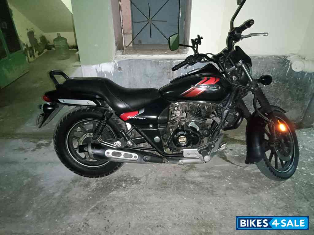 Ebony Black And Spicy Red Bajaj Avenger 220 DTS-i