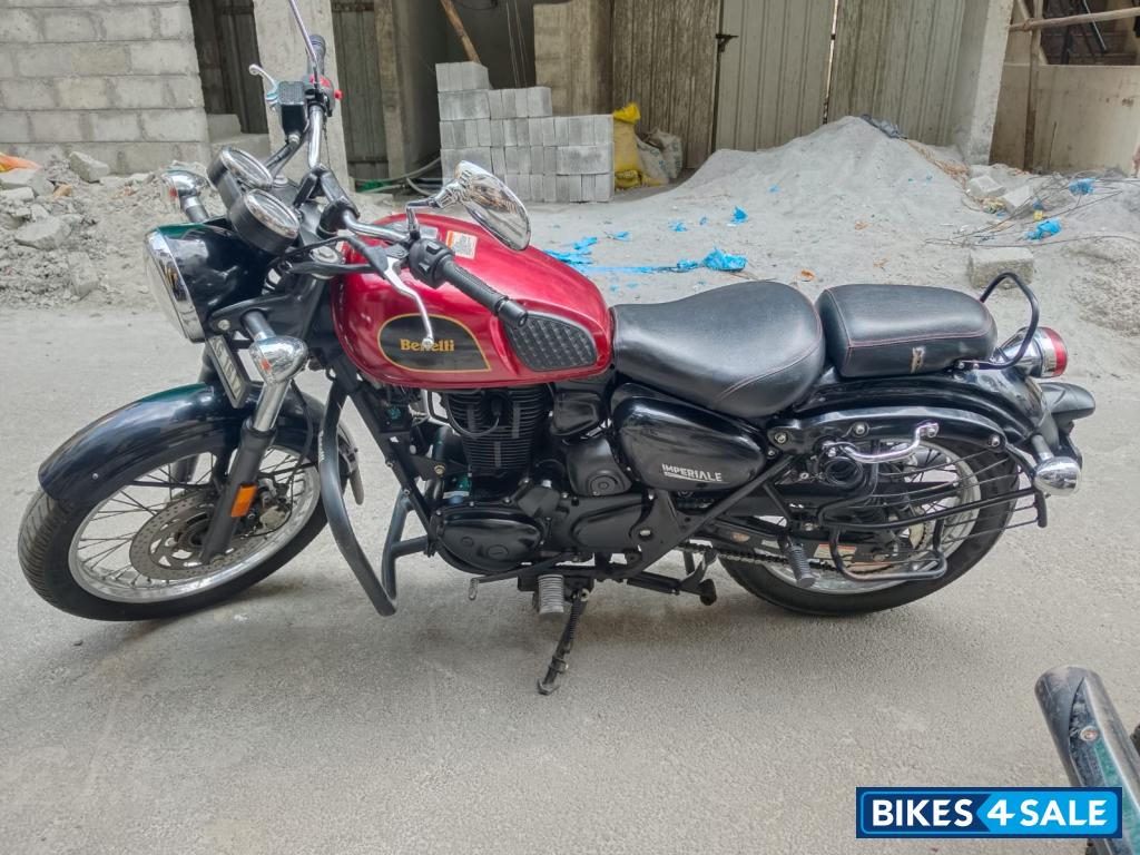 Red Benelli Imperiale 400 BS6