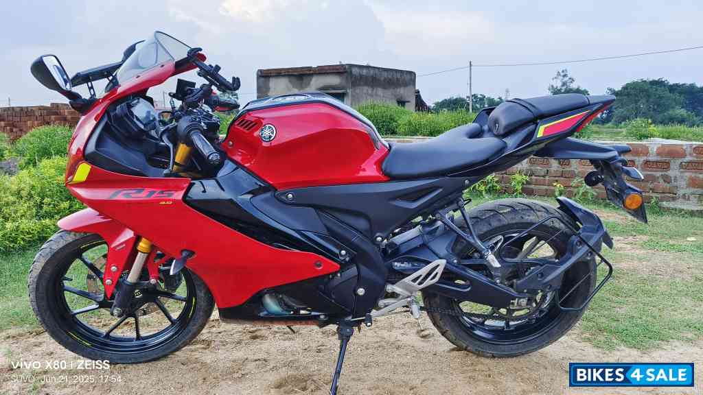 Vivid Red Yamaha R15 V4