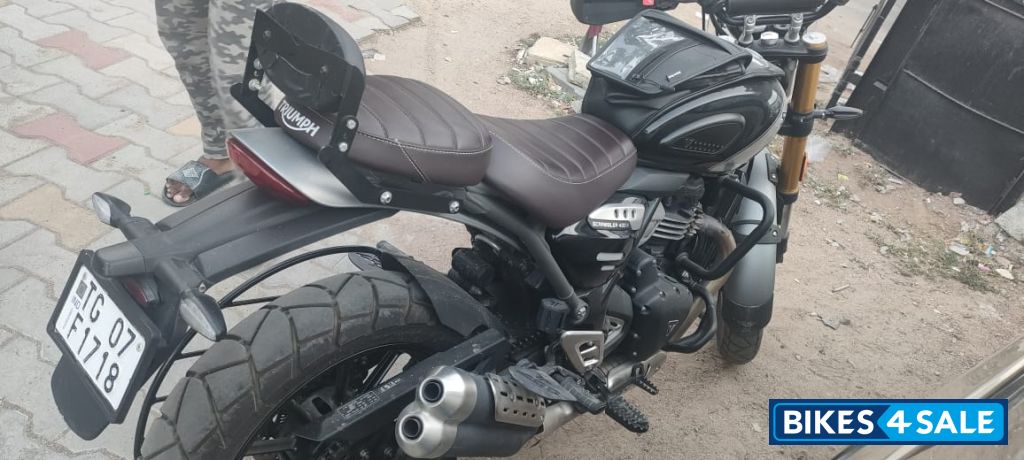Black Triumph Scrambler 400 X