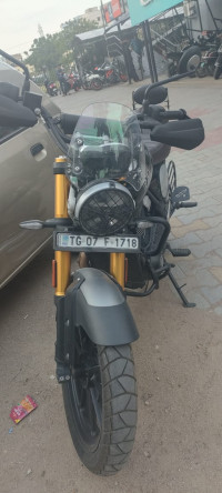 Black Triumph Scrambler 400 X