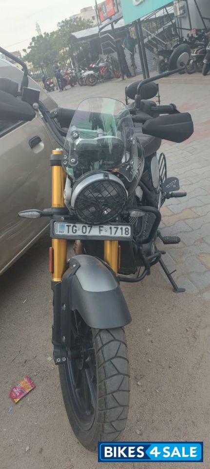 Black Triumph Scrambler 400 X