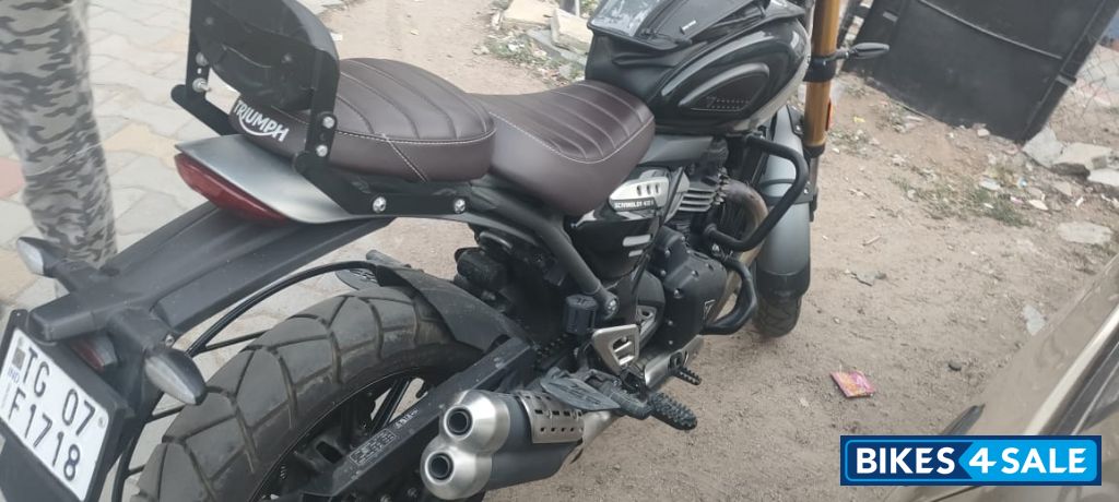 Black Triumph Scrambler 400 X