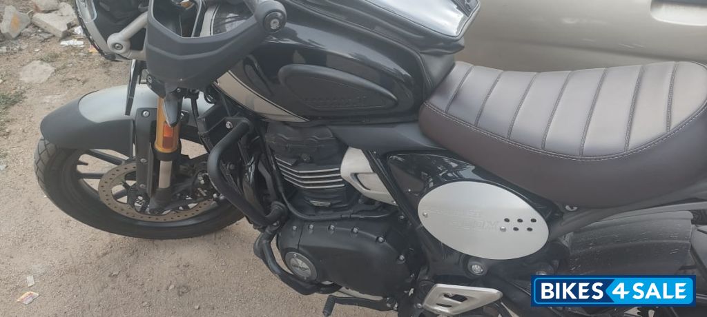 Black Triumph Scrambler 400 X