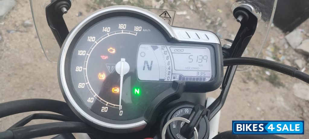 Black Triumph Scrambler 400 X