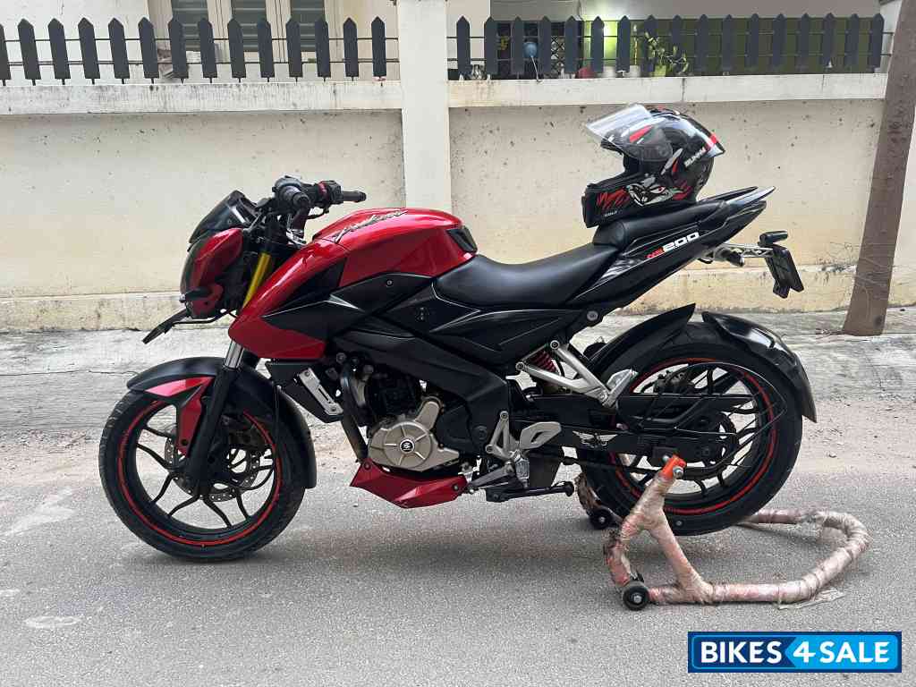 Red Bajaj Pulsar NS200