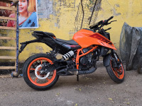 Orange KTM Duke 390 BS6