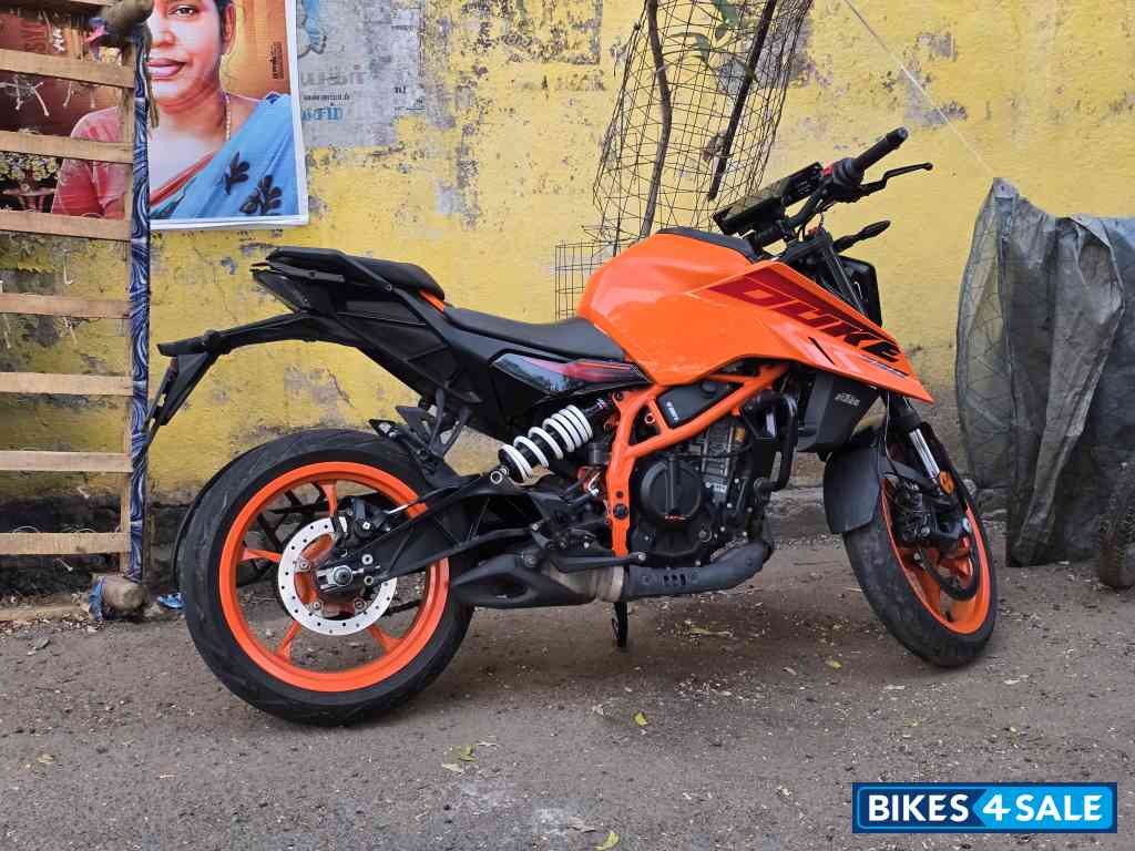Orange KTM Duke 390 BS6