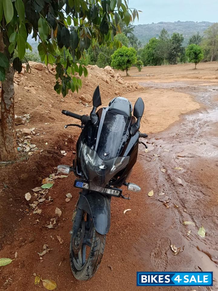 Black Bajaj Pulsar 220F