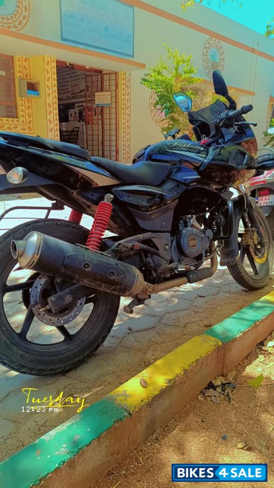 Black Bajaj Pulsar 220F