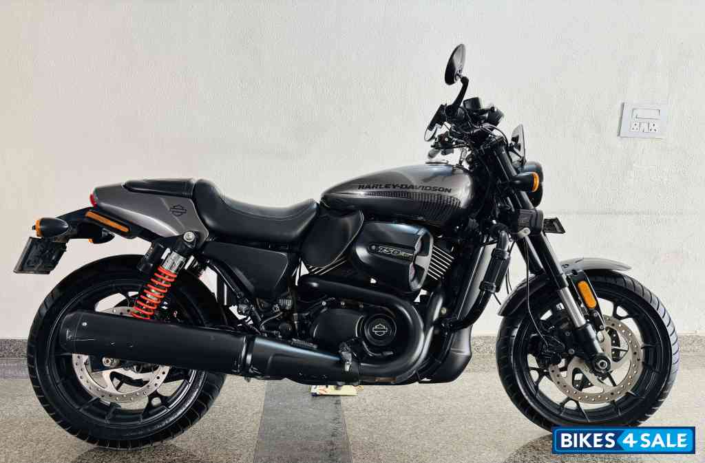 Gunmetal Harley Davidson Street Rod