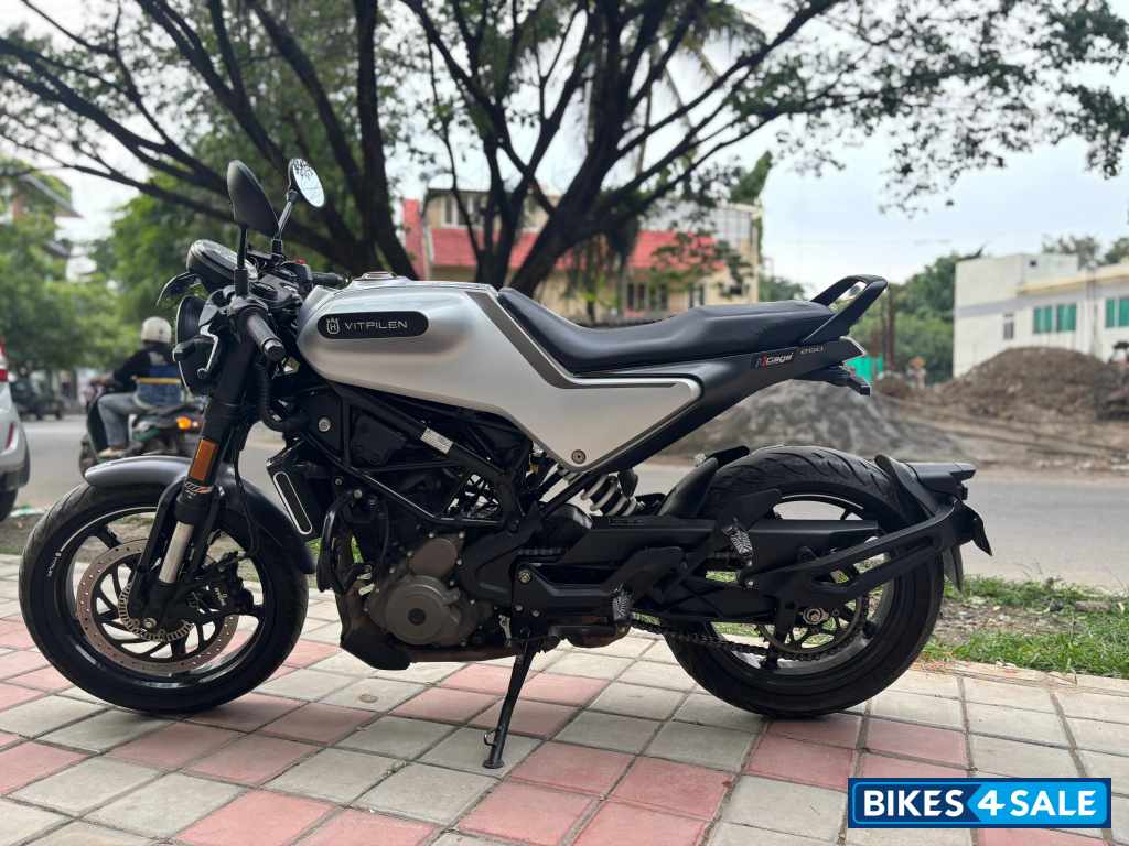 Silver Husqvarna Vitpilen 250