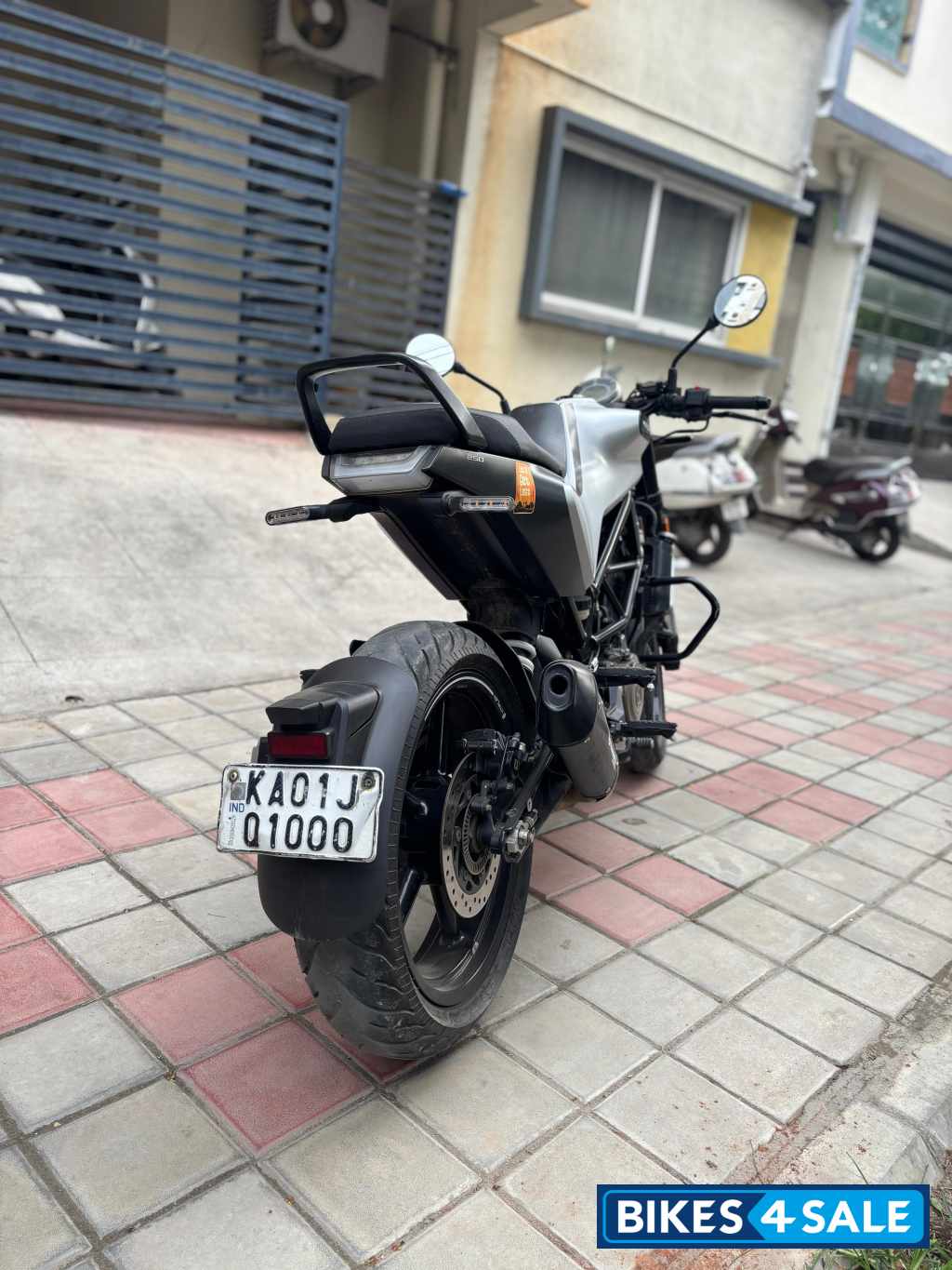 Silver Husqvarna Vitpilen 250