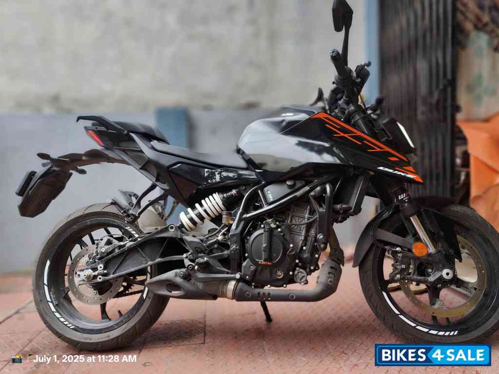 Black KTM Duke 250 2024