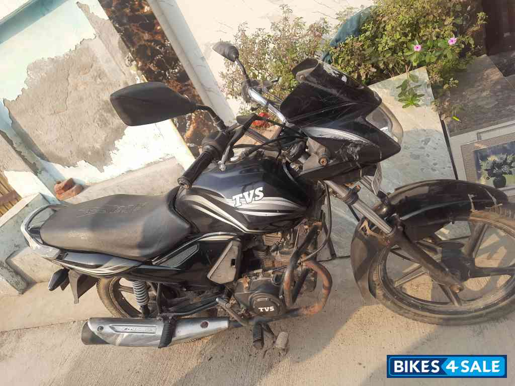 Black And White TVS Star City Plus