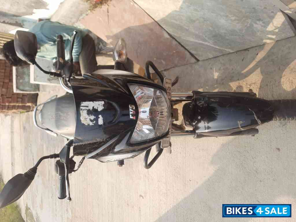 Black And White TVS Star City Plus