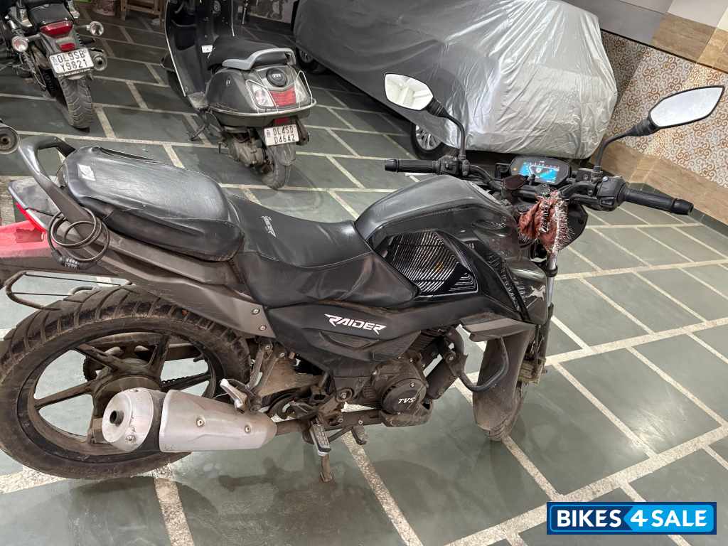 Black TVS Raider iGO