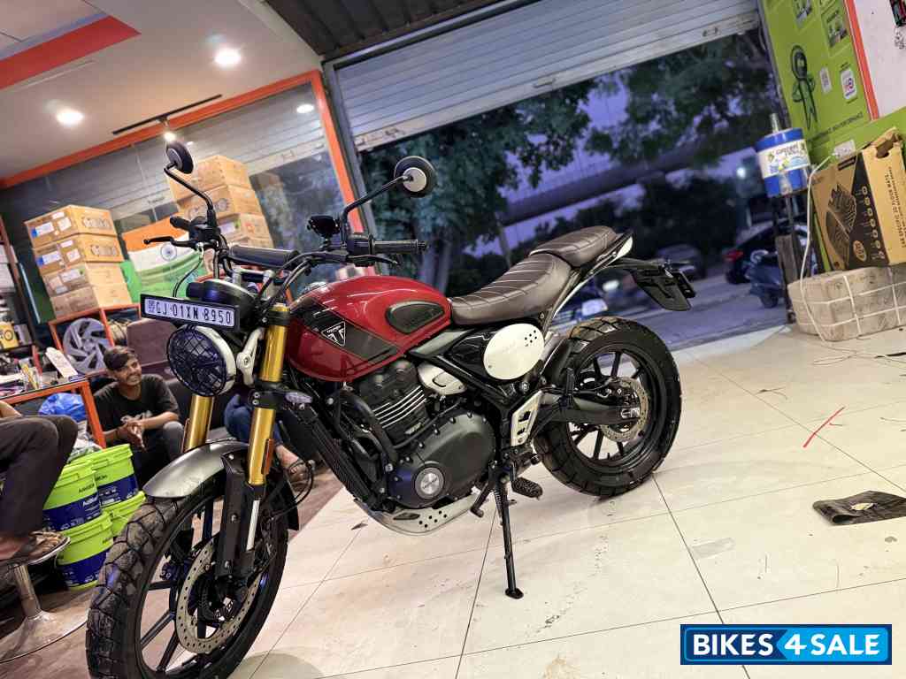 Red Triumph Scrambler 400 X