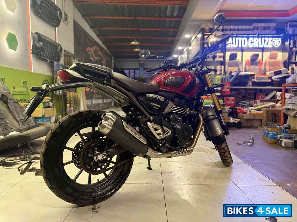 Red Triumph Scrambler 400 X