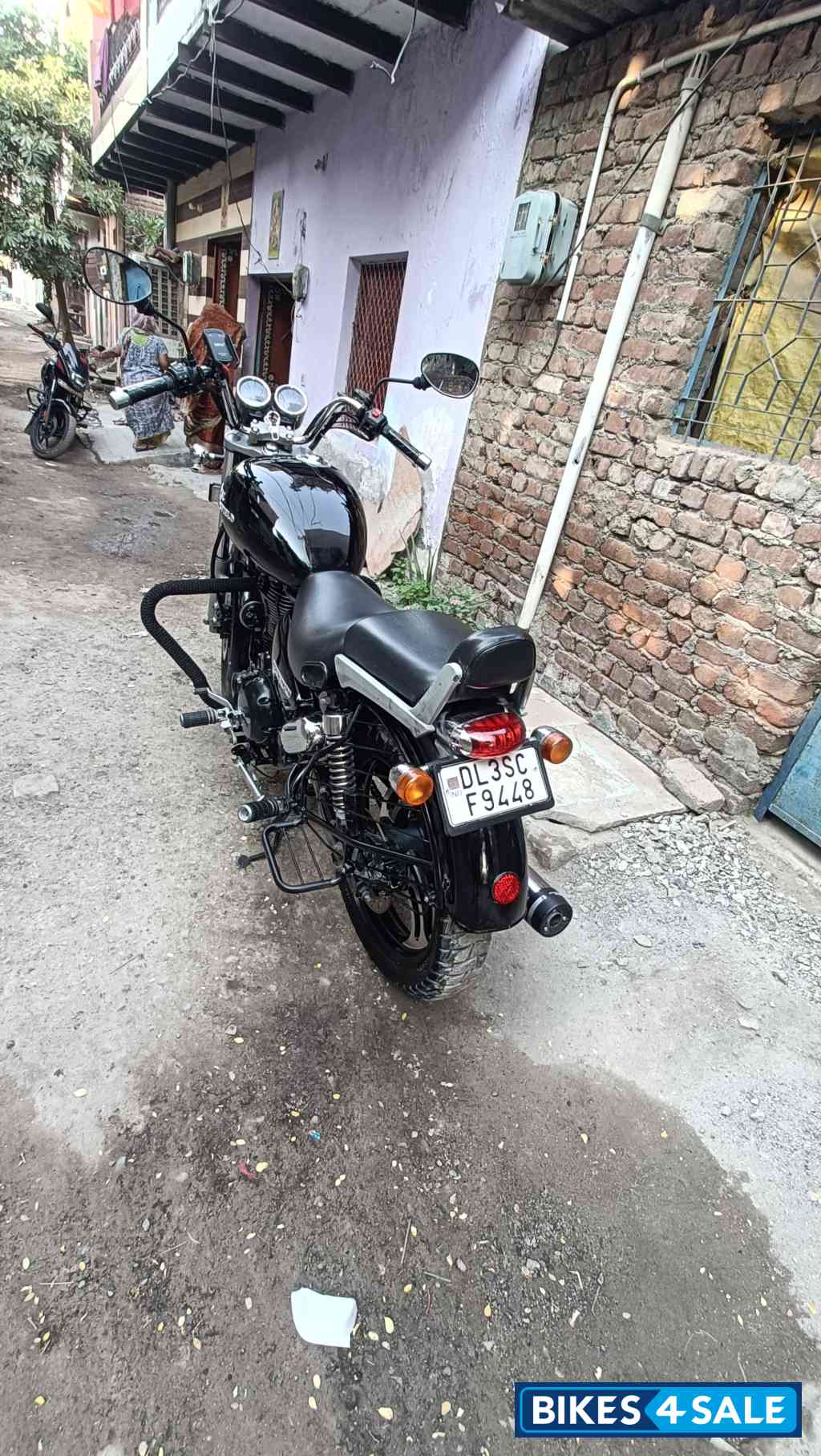 Black Royal Enfield Thunderbird 500