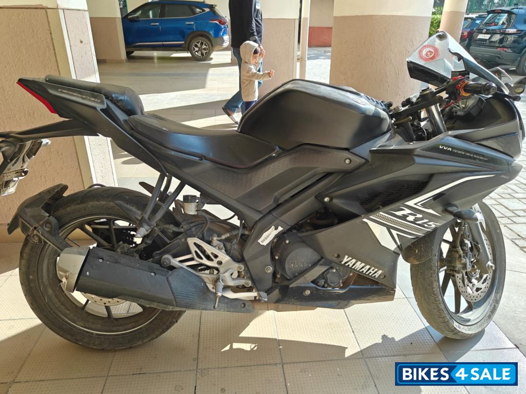 Black Yamaha YZF R15