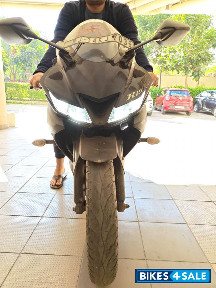 Black Yamaha YZF R15