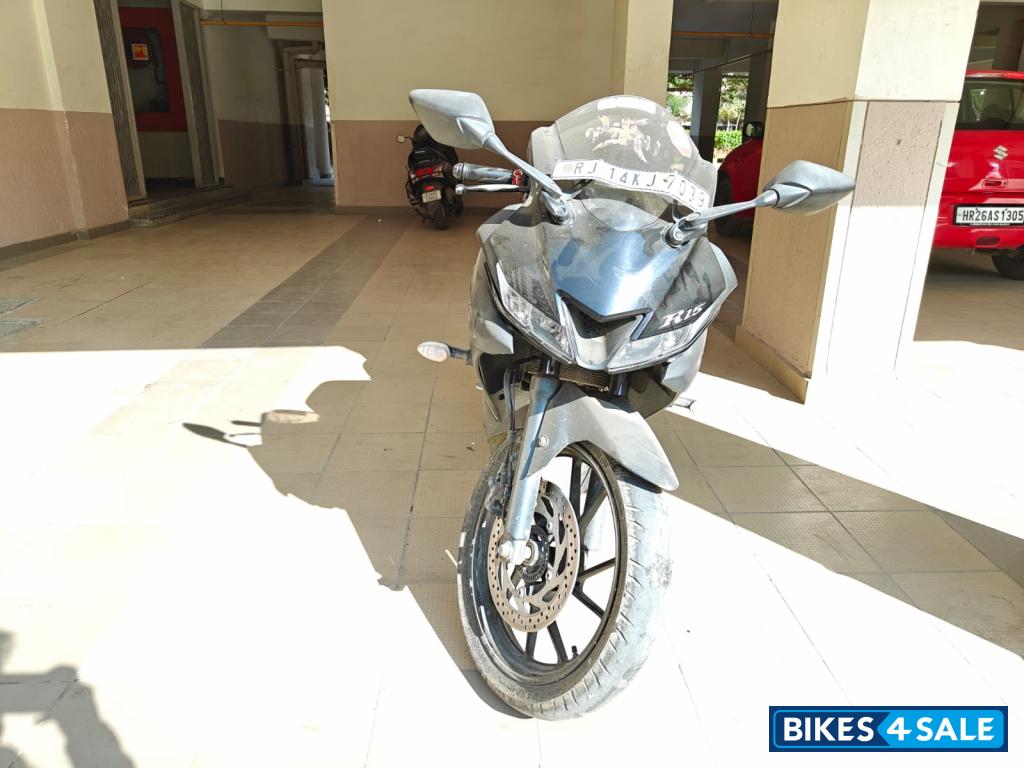 Black Yamaha YZF R15