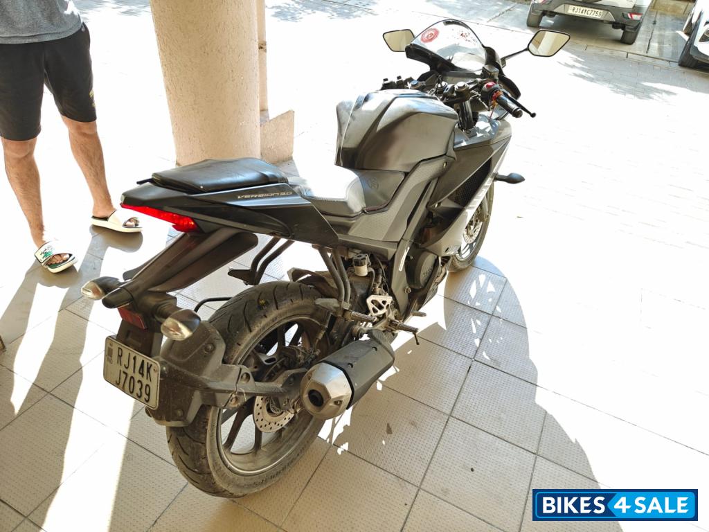 Black Yamaha YZF R15