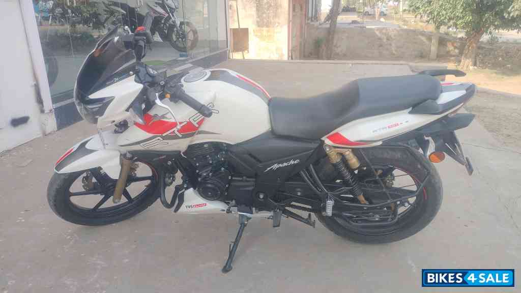 White TVS Apache RTR 180