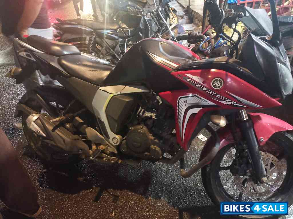 Red Yamaha Fazer FI V2