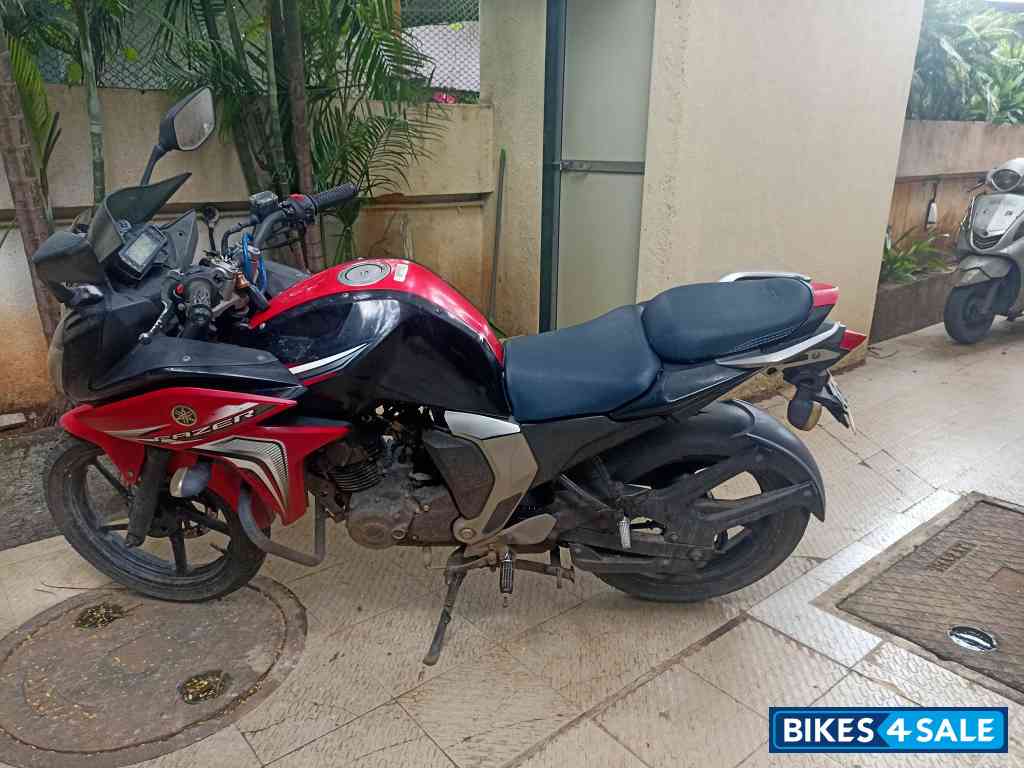 Red Yamaha Fazer FI V2