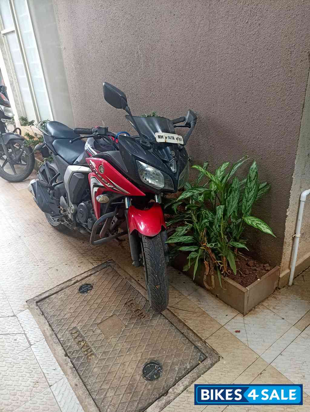 Red Yamaha Fazer FI V2