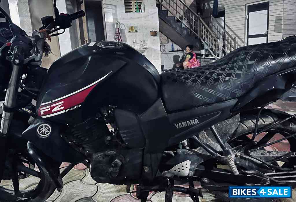 Black Yamaha FZ16