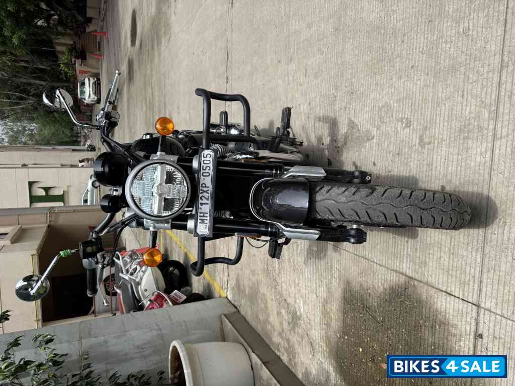 Black Royal Enfield Super Meteor 650