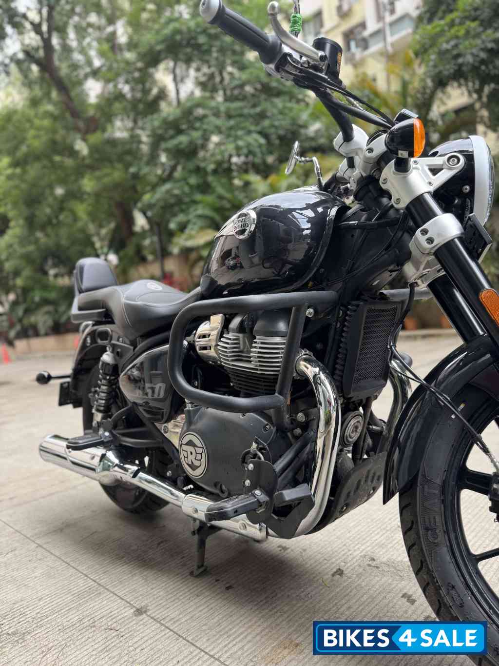 Black Royal Enfield Super Meteor 650