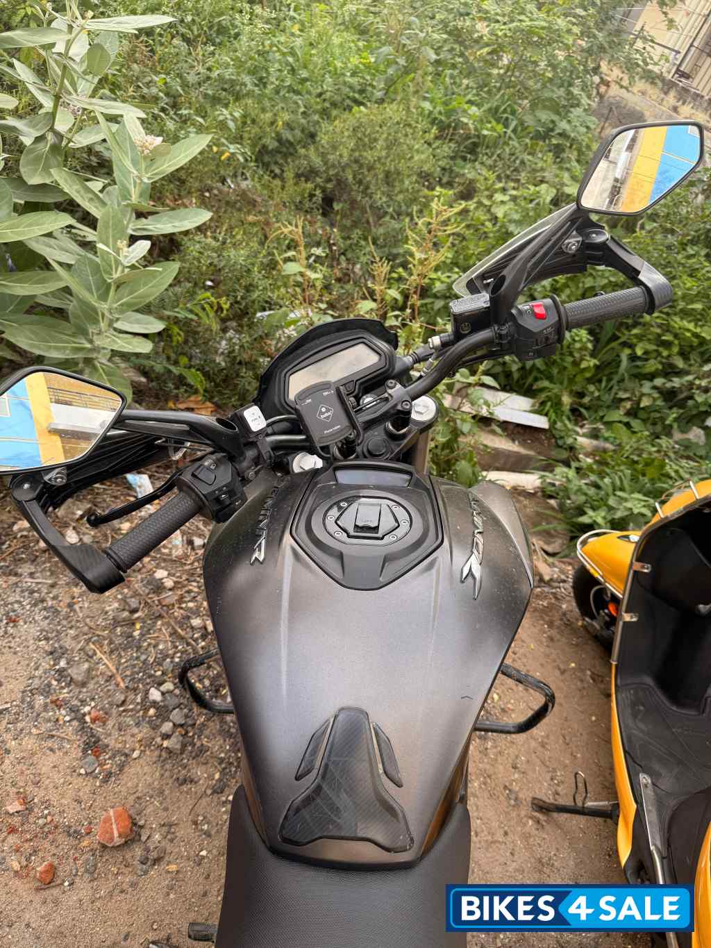 Black Bajaj Dominar 250