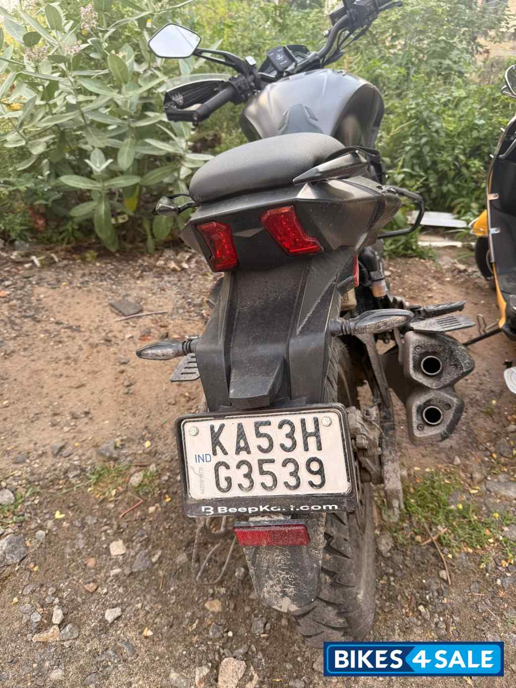 Black Bajaj Dominar 250