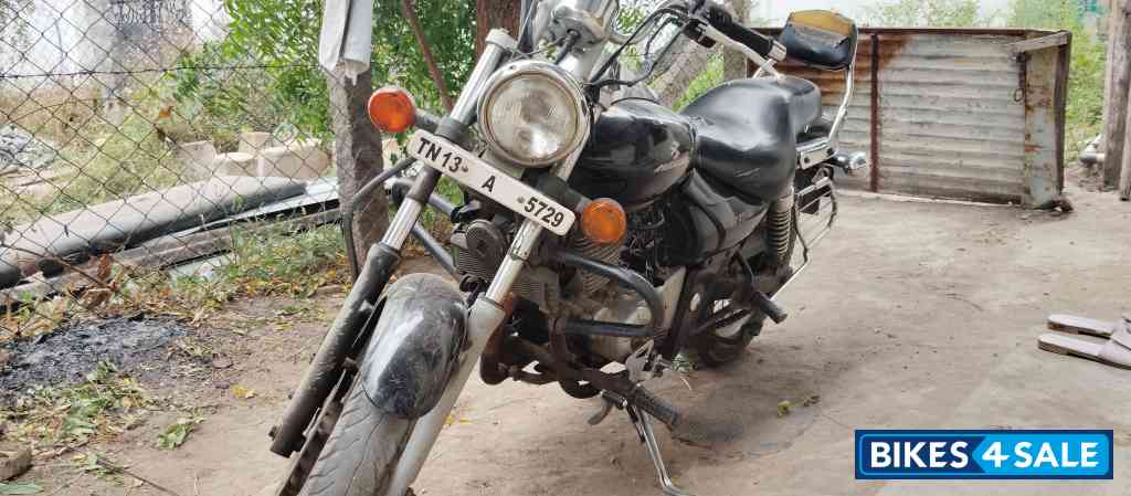 Black Bajaj Avenger 220 DTS-i