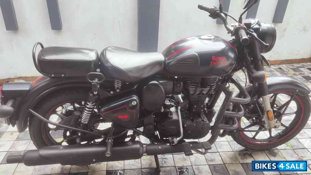 Black Royal Enfield Classic Stealth Black