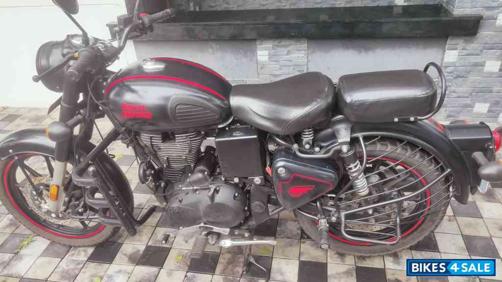 Black Royal Enfield Classic Stealth Black