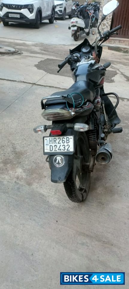 Black Bajaj Discover 100 DTS-Si