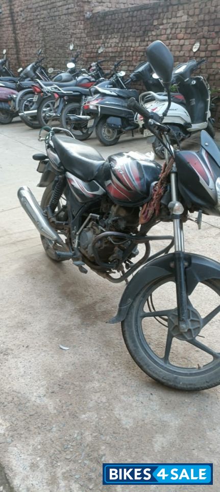 Black Bajaj Discover 100 DTS-Si