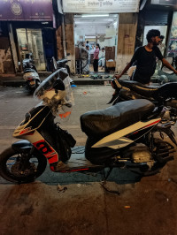 White Aprilia SR 150