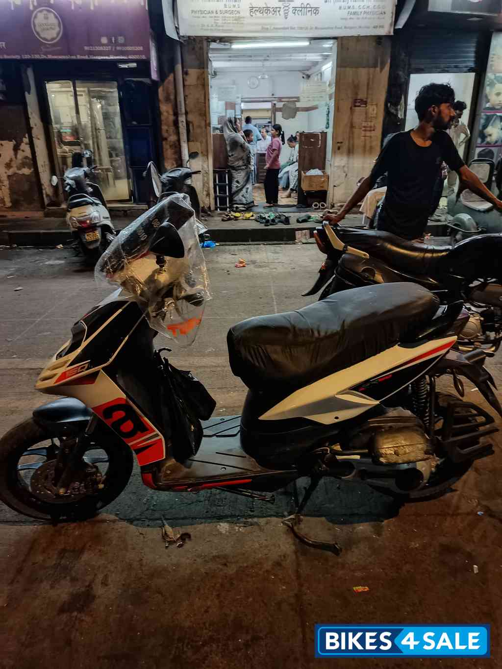 White Aprilia SR 150