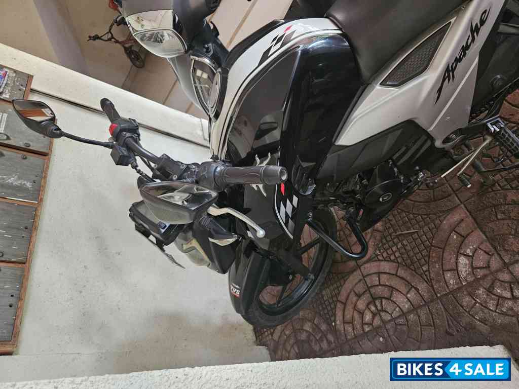 TVS Apache RTR 160 4V BS6