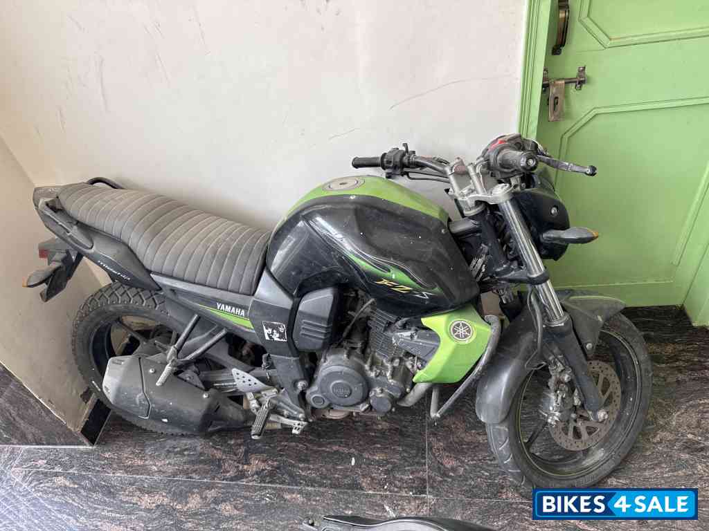 Green And Black Yamaha FZ-S