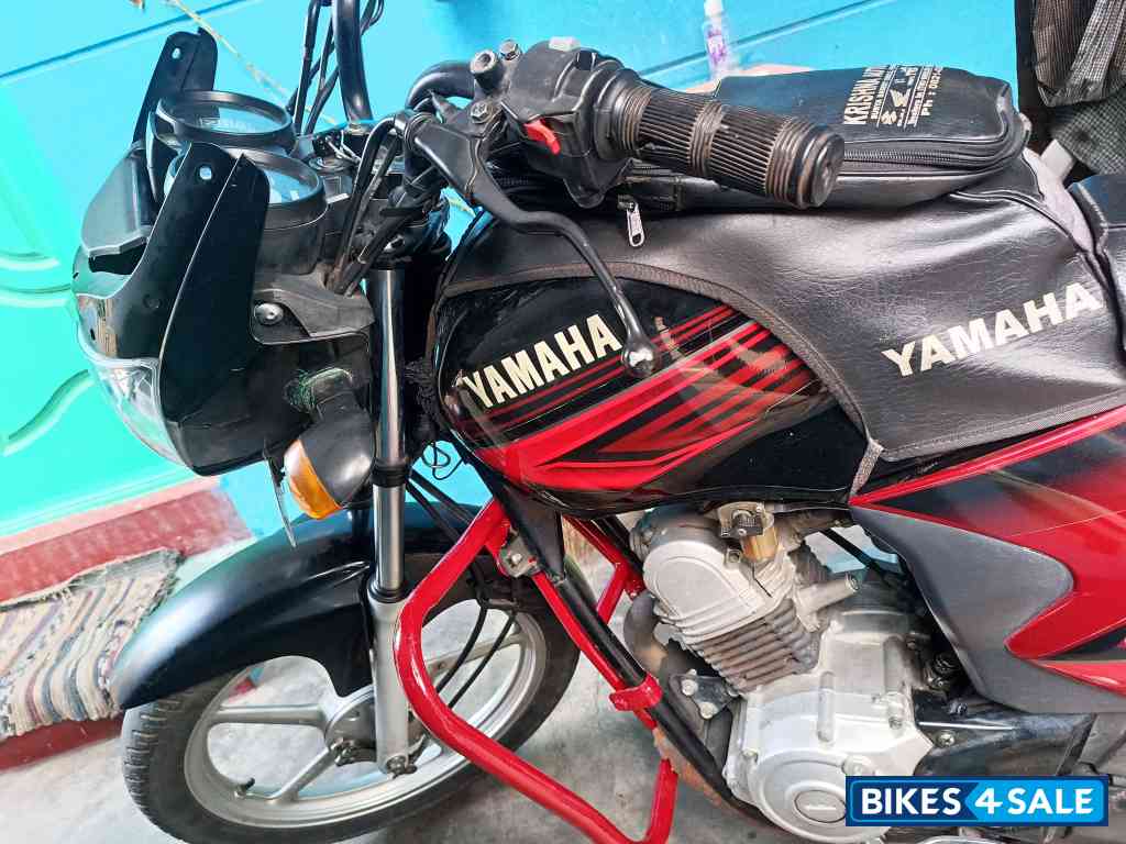 Black And Red Yamaha YBR 110