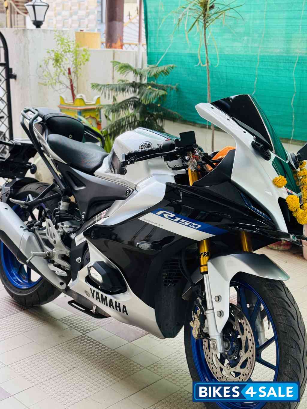 Silver Yamaha R15M
